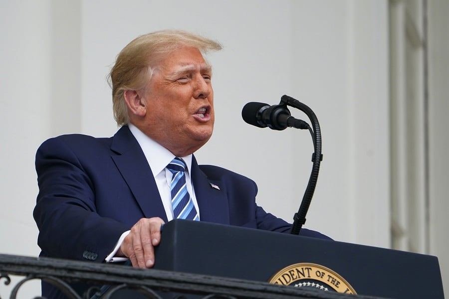 Trump asegura que Estados Unidos está tomando el control de Ormuz mientras Irán confirma el cierre del paso