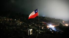 Una noche en la oscuridad de la población Ríos de Chile, la comunidad que perdió a 17 personas en el incendio
