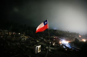 Una noche en la oscuridad de la población Ríos de Chile, la comunidad que perdió a 17 personas en el incendio