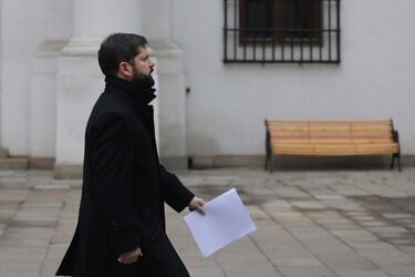 El Presidente de la República de Chile, Gabriel Boric, llega al Palacio de La Moneda este martes.