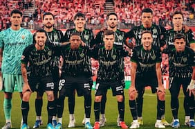 El Elche de Cepeda y Dituro saca un punto que le vale mantener la categoría en la liga española