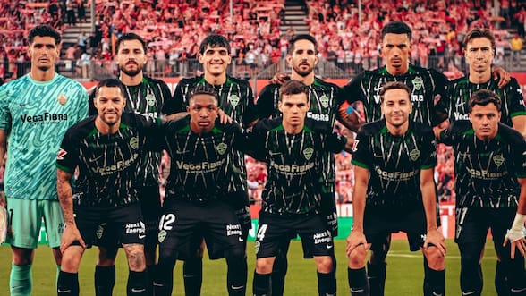 El Elche de Cepeda y Dituro saca un punto que le vale mantener la categoría en la liga española