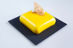 Pastel con mousse de maracuyá y gel de mango