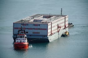 “Es igual a Alcatraz”: cómo es Bibby Stockholm, la polémica barcaza que alojará a migrantes solicitantes de asilo