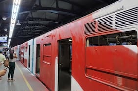Fiscalía indaga el ataque con pintura que una turba de encapuchados ejecutó en tren de Metro con pasajeros a bordo
