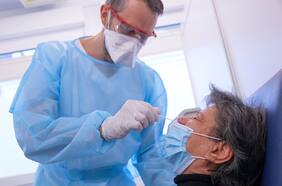 Fact Checking: ¿Te puedes contagiar de coronavirus con un test PCR? ¿Personas asintomáticas no pueden transmitir el Covid-19, por lo que no es necesario usar mascarillas?