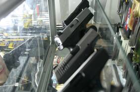 Valparaíso: hombre entrega armas de fuego a pastor evangélico en medio del culto