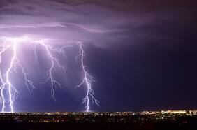 La importancia de los pararrayos: fotografían rayo cayendo a 370 km por segundo sobre un edificio