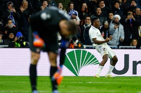 La venganza de Vinícius: el brasileño sella el triunfo del Real Madrid celebrando a lo Dibu Martínez contra la barra del Atlético