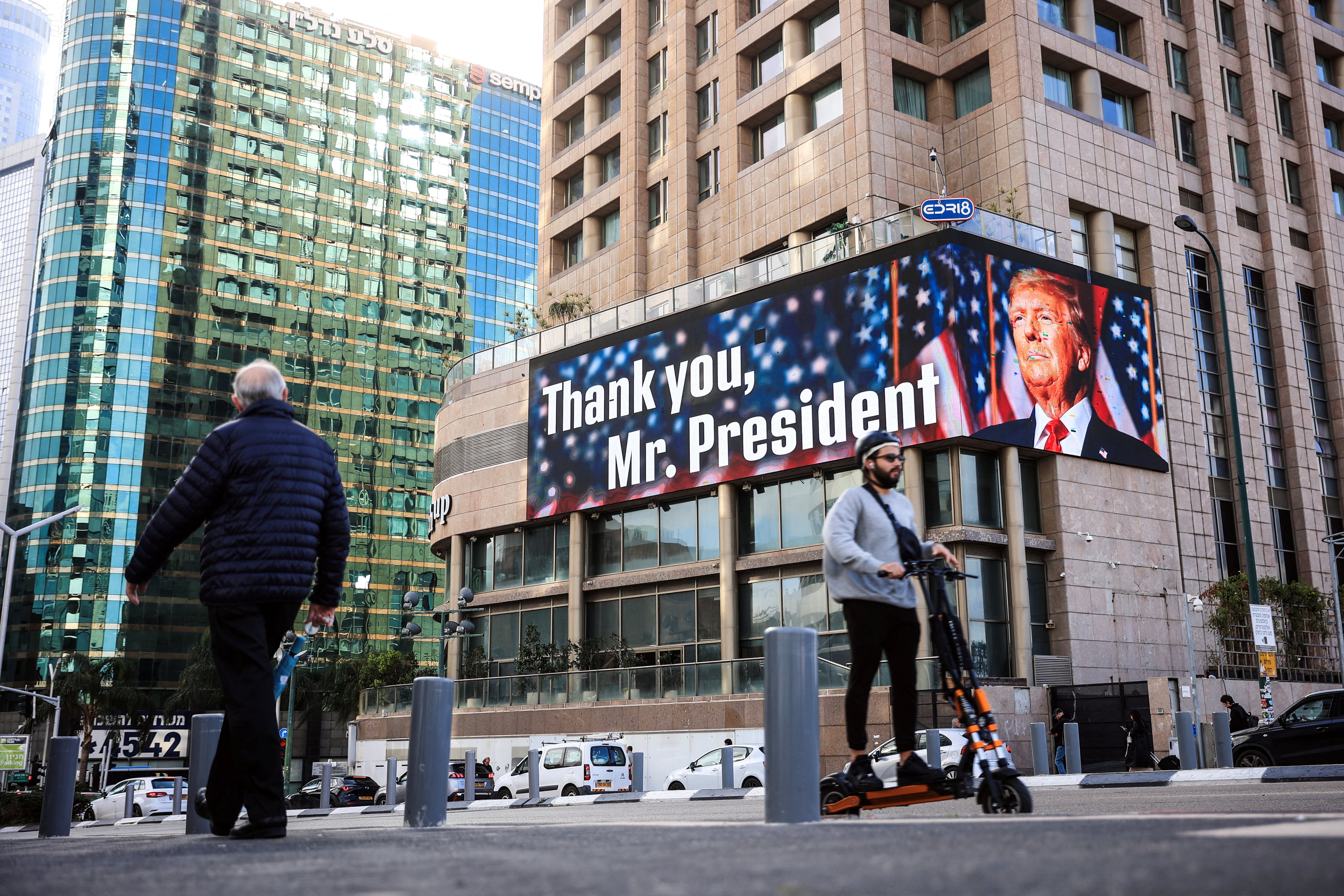 Israelíes pasan por una valla publicitaria que agradece al presidente de Estados Unidos, Donald Trump, durante un viaje a Washington del primer ministro israelí, Benjamin Netanyahu, en Tel Aviv, Israel, el 5 de febrero de 2025. Foto: Archivo