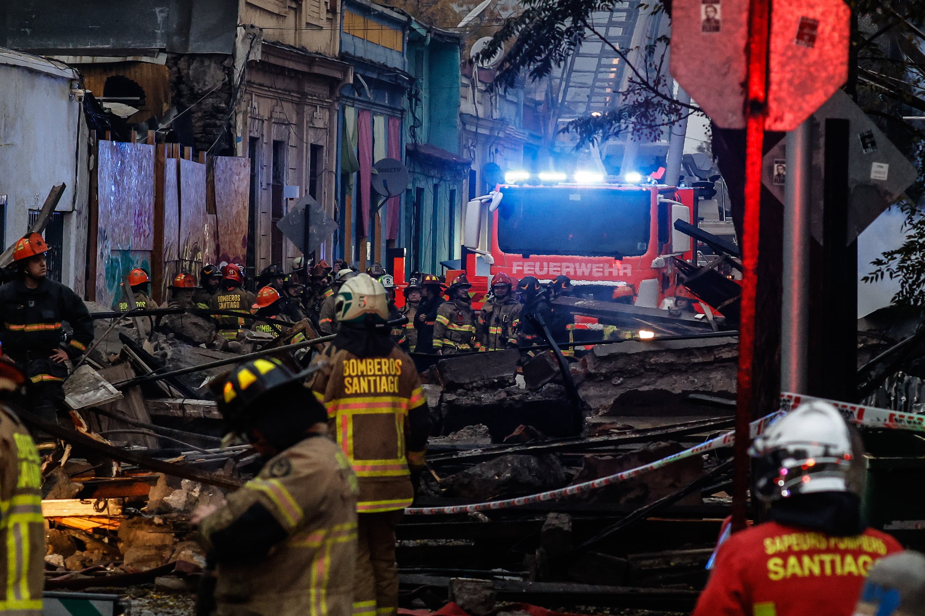Incendio de casona en Santiago: Bomberos realizan búsqueda de presunto desaparecido