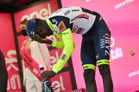 Girmay se baja de la undécima etapa del Giro de Italia tras lesionarse un ojo al descorchar el champán del podio