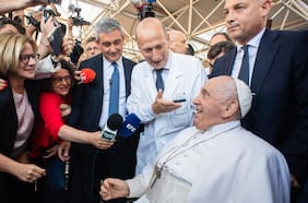 El médico del Papa afirma que “nunca se expuso a ningún peligro” al volver al trabajo: “El sábado estaba muy bien”