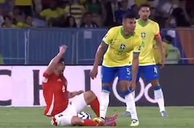 En España viralizan el feo pisotón de Casemiro sobre Felipe Loyola en goleada de Brasil sobre Chile
