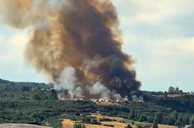 Declaran alerta roja en Chonchi por incendio forestal con amenaza a viviendas, personas e infraestructura crítica