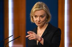Premier británica Liz Truss pide perdón por sus “errores”, pero asegura que no dimitirá