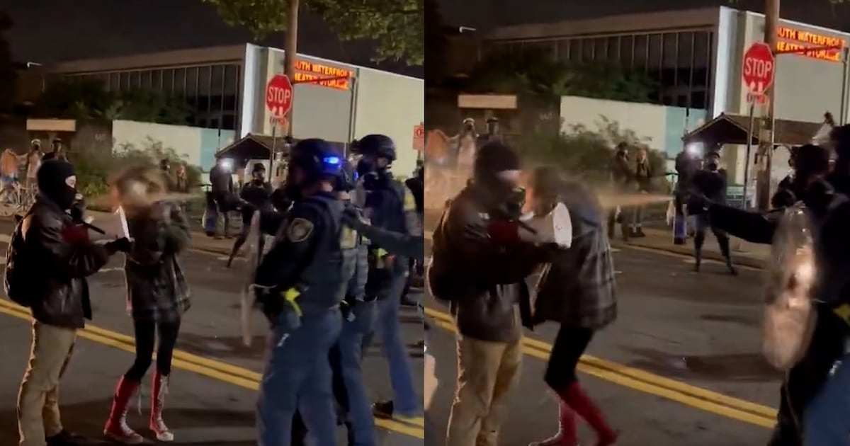 Agente del ICE rocía gas pimienta a una mujer en la cara durante protestas en Portland