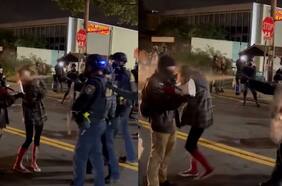 Agente del ICE rocía gas pimienta a una mujer en la cara durante protestas en Portland
