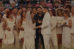 Cómo una pareja logró casarse en el escenario durante el espectáculo de Bad Bunny en el Super Bowl