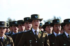 Con mayoría femenina: egresan más de 500 carabineros en Santiago