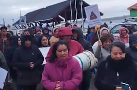 Rebalse de aguas servidas deja sin clases a alumnos de liceo de Melinka: apoderados protestaron en demanda de un nuevo establecimiento