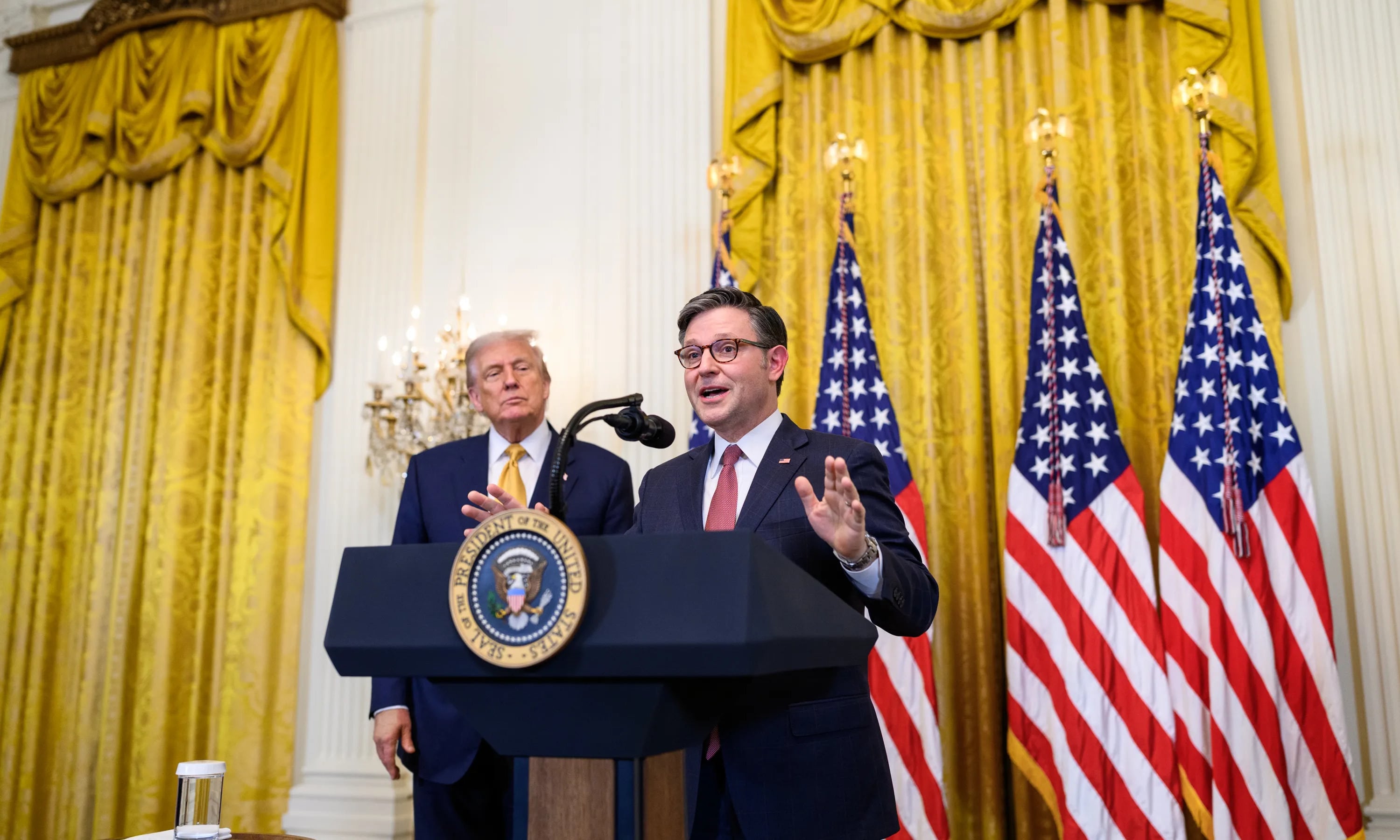 El mandatario de Estados Unidos, Donald Trump, y el presidente de la Cámara de Representantes estadounidense, Mike Johnson. Foto: Whitehouse.gov.