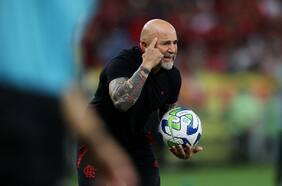 El tenso cara a cara de Jorge Sampaoli y el plantel del Flamengo tras la agresión del PF a Pedro