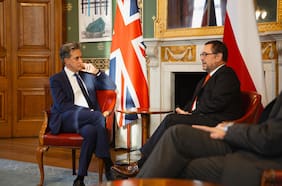 Canciller Pérez Mackenna se reúne con su par de Reino Unido en Londres y acuerdan avanzar en “asociación estratégica”