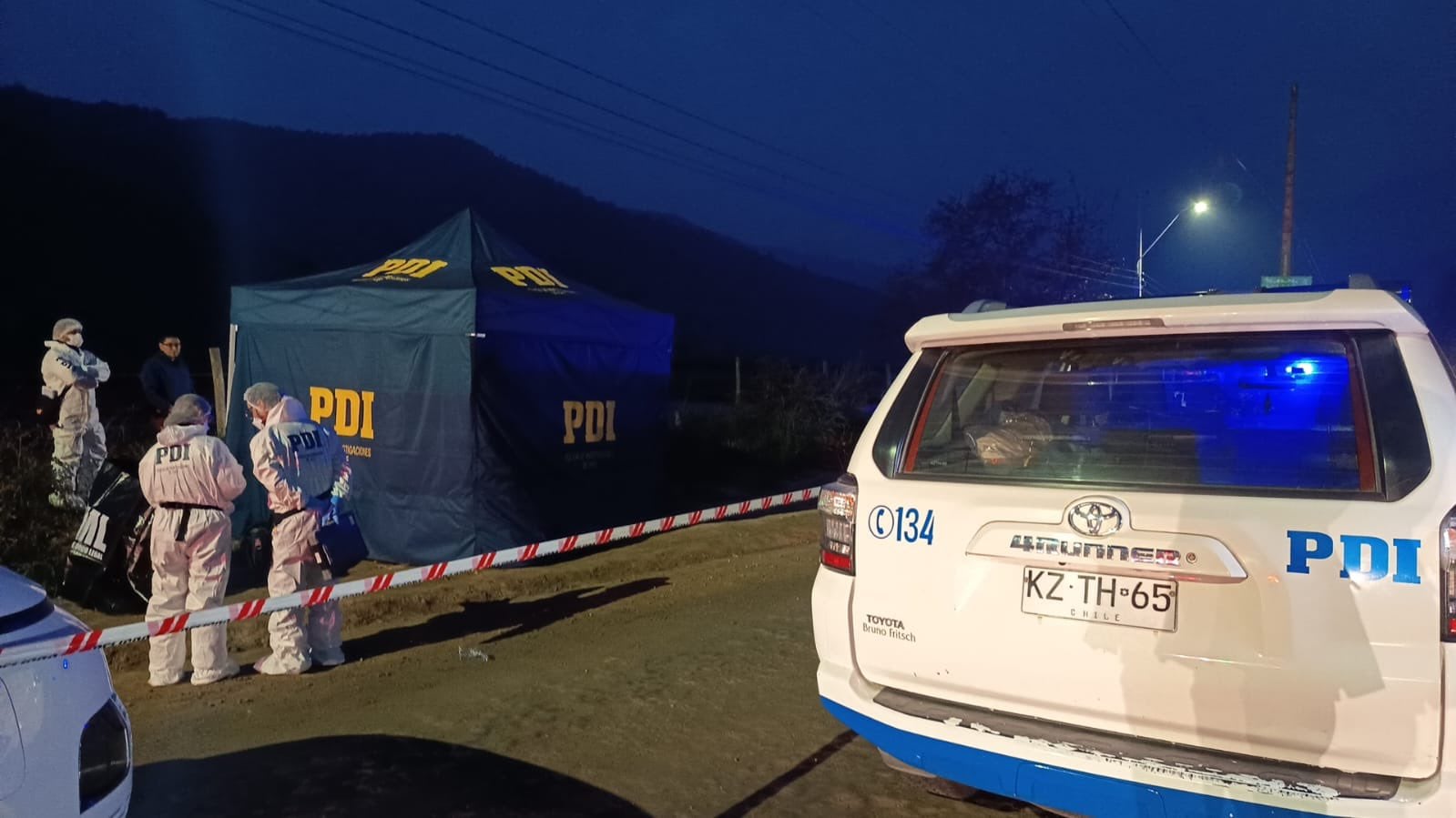 Hallan cuerpo de hombre desmembrado y calcinado en camino rural de Curacaví