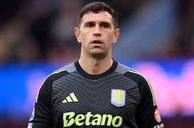 “Nunca pierdo”: la soberbia de Dibu Martínez tras su grosero error en la caída del Aston Villa ante Liverpool