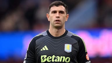 El ninguneo de un histórico de la Premier League a Dibu Martínez ante su inminente llegada a Chelsea