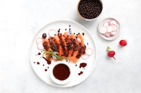 Sashimi de salmón con emulsión y caviar de chocolate