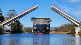 Primer crucero híbrido-eléctrico creado en Chile navegó en el río Calle Calle