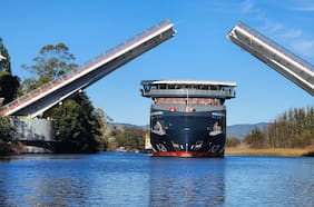 Primer crucero híbrido-eléctrico creado en Chile navegó en el río Calle Calle