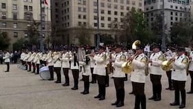 Orfeón de Carabineros sorprende al interpretar clásico de AC/DC frente a La Moneda