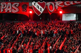 Nadie se salvó: hinchas de Independiente insultan y cantan contra su dirigencia, Conmebol y AFA