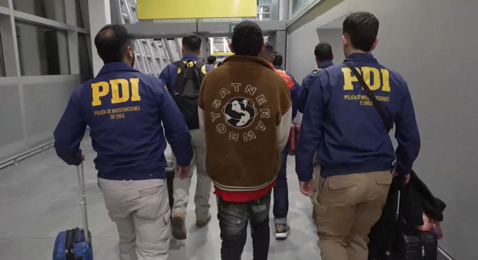 Kast afirma que en su gobierno "han aumentado tanto las expulsiones como las salidas voluntarias" de migrantes: verdadero ✅