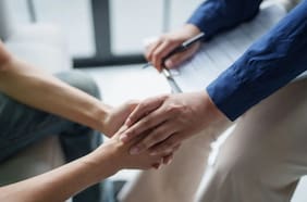 Colegio de Psicólogos alerta “grave retroceso” en salud mental ante recortes del gobierno y apunta a impacto en población vulnerable