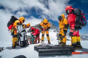 Los sherpas, esos héroes del Everest que trabajan en la sombra