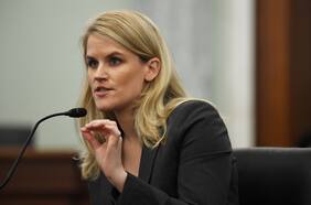 La historia de Frances Haugen, la extrabajadora de Facebook que filtró las prácticas de la red social