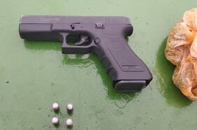 Carabineros incauta drogas, armas de fuego y fuegos artificiales a hinchas que iban al Estadio Monumental