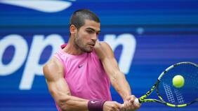 Carlos Alcaraz da una clase magistral ante un combativo Novak Djokovic y se mete en la final del US Open