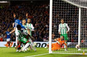 Claudio Bravo da la talla en su retorno pero no alcanza: el Betis pierde en Escocia abriendo la Europa League