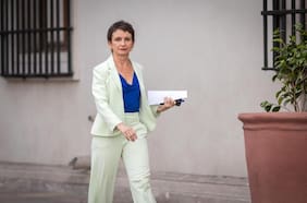 Contraloría reprocha retraso en regularización de comisión de servicio de exministra Tohá por viaje a Bolivia en 2025