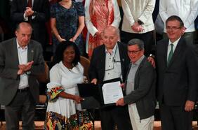 Guerrilla del ELN y Gobierno de Colombia acuerdan hoja de ruta en negociaciones de paz