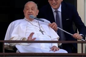 El Papa Francisco reaparece ante los fieles tras cinco semanas de hospitalización