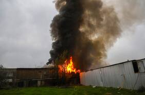 Sin lesionados y con  160 bomberos trabajando: incendio en La Pintana afecta fábrica de refrigeradores dejando gran nube de humo negro