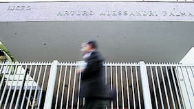 Detienen a estudiante en liceo en Providencia que encendió bengala y portaba mochila con 19 botellas con mecha