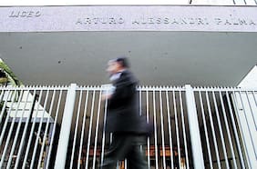 Detienen a estudiante en liceo en Providencia que encendió bengala y portaba mochila con 19 botellas con mecha