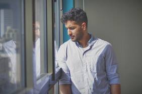 Cómo dejar de preocuparte por lo que la gente piensa de ti, según un psicólogo